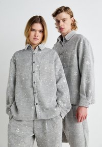 Sister Jane OTIS BEADED OVERSHIRT UNISEX - Kevyt takki - grey