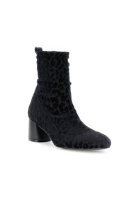 Botas negras hasta el tobillo con un estampado de leopardo de terciopelo, punta afilada y un tacón ancho. La tela tiene un aspecto texturizado y un acabado suave.