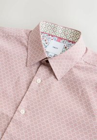 Unselected, pink diamond jacquard