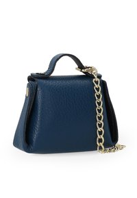 Granatowa skórzana torebka w wyraźnym, trójkątnym kształcie, z górnym uchwytem i detalami ze złotego łańcucha. Teksturowana powierzchnia z akcentami.