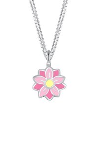 Sølv kædedesign med en pink blomst hængende vedhæng med gult midte, detaljerede kronblade og en poleret overflade.