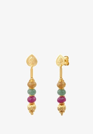 Boucles d'oreilles en ton or avec un sommet en forme de feuille, comportant cinq perles empilées en marron, vert et rose, surmontées d'un accent doré texturé.