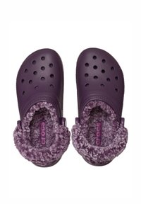 Lila Crocs mit einem strukturierten Design, einem klassischen Schlupfform und einem gepolsterten, strukturierten Innenfutter sowie Belüftungslöchern.