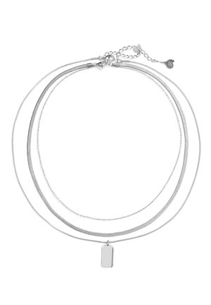 Zilveren meerlagige ketting met verschillende kettingtypen, inclusief een slank rechthoekig hanger. Bevat gestructureerde en gladde schakels.