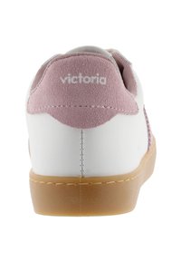 Vita sneakers med ljusrosa mocka häl, gummisulor och sidostickning; "victoria"-logotyp prägling på baksidan.
