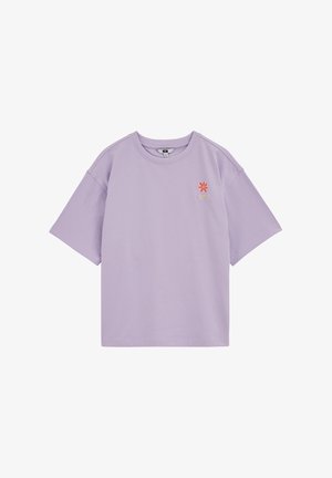 Kratek lila majica s kratkimi rokavi iz mehke tkanine, s zaobljenim izrezom in majhnim oranžnim cvetličnim motivom na levi strani prsnega koša.
