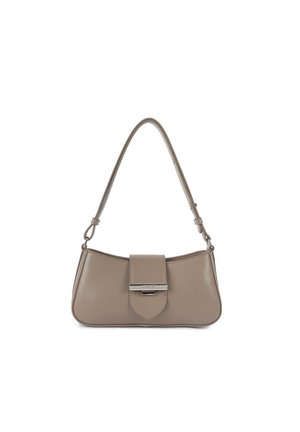 Borsa a mano in pelle beige con forma curva, manico superiore e pattella frontale con chiusura in tonalità argento. Texture liscia con dettagli minimi.