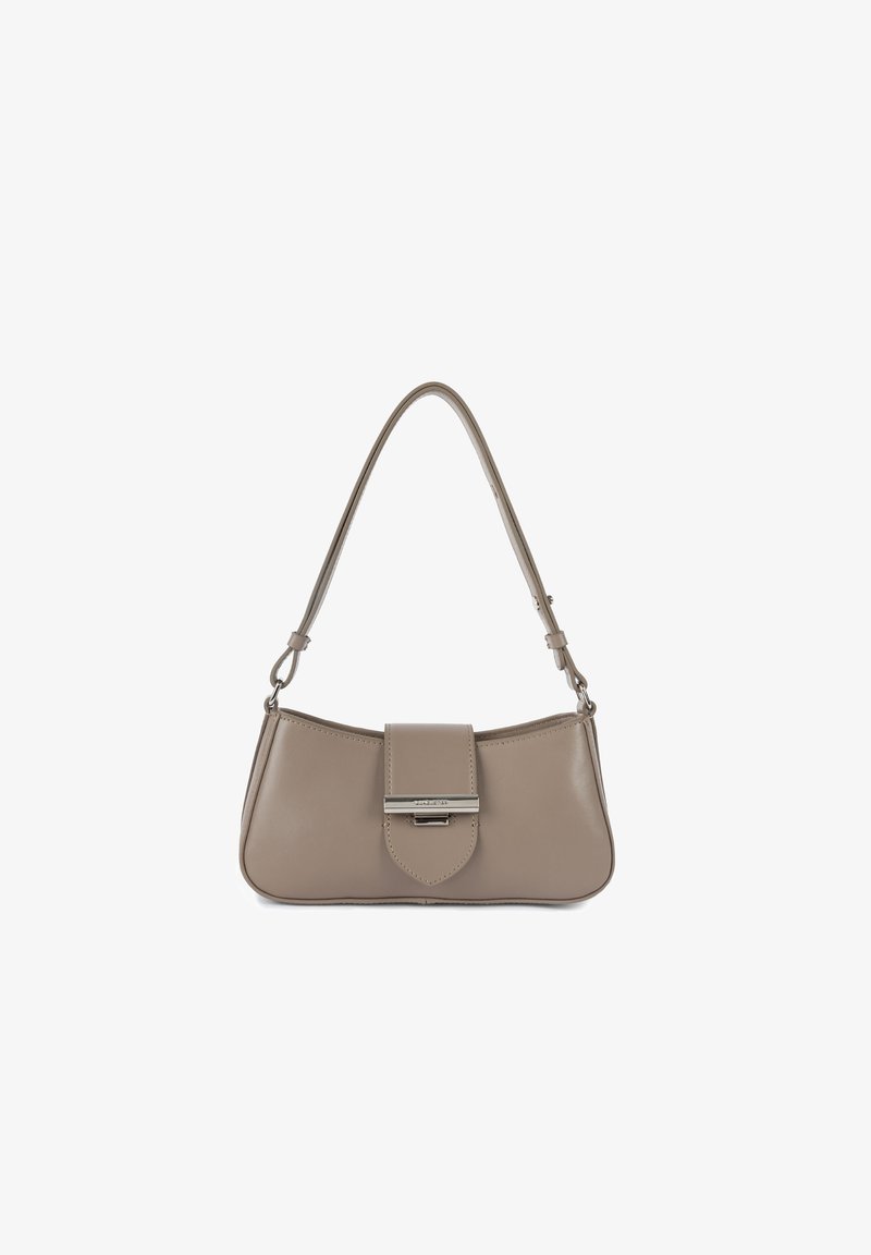 Sac à main en cuir beige avec une forme courbée, une poignée supérieure et un rabat à l'avant avec un fermoir en métal argenté. Texture lisse avec un minimum de détails.