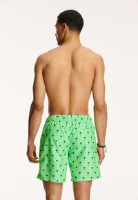 Shiwi REGULAR FIT PALM - Șorturi de baie - new neon green