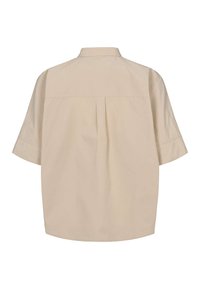 Beige kortärmad skjorta med bakre ok och plisseringsdetalj. Tillverkad av lättviktigt tyg, med klassiskt krage och avslappnad passform.