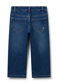 Bermudas de denim, de color azul oscuro, con cinco bolsillos y costuras doradas. Presentan un pequeño logo encima del bolsillo derecho trasero.