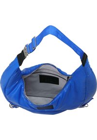 Blå axelväska i slät nylon med dragkedjestängning, grå foder och justerbar rem med präglad logotyp.