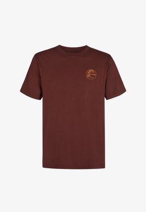 Brun bomuld t-shirt med korte ærmer og rund hals, der har et lille orange logo på venstre side. Glat tekstur og klassisk pasform.