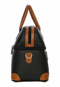 Bolsa de cuero negro con acentos marrones, doble asa superior, herrajes dorados y cierre de cremallera. Parte inferior redondeada con parches de esquina en contraste.