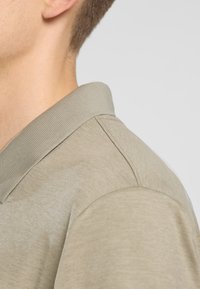 Jack Wolfskin TRAVEL  - Poloshirt - stone heather