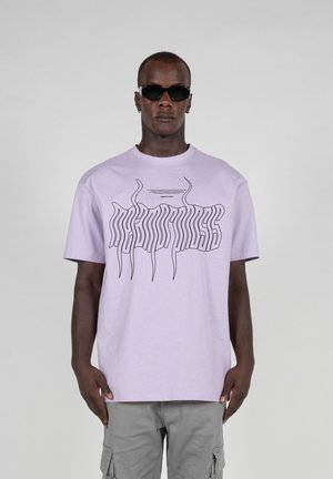 Light purple cotton t-shirt with a graphic design featuring black lines, paired with black sunglasses and gray cargo shorts.