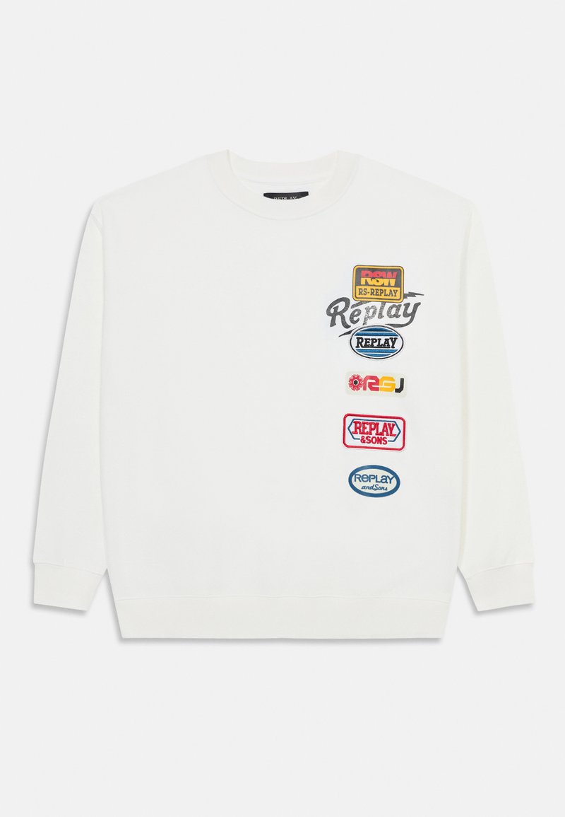 Felpa bianca a maniche lunghe con diverse etichette ricamate colorate, tra cui "Replay" in vari stili e forme.