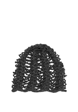 Czarna szydełkowana czapka narciarska z otwartym, koronkowym wzorem i fakturowaną przędzą, przedstawiona na białym tle.