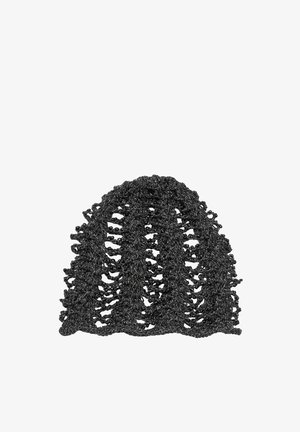 Czarna szydełkowana czapka narciarska z otwartym, koronkowym wzorem i fakturowaną przędzą, przedstawiona na białym tle.
