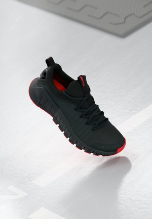 FREE METCON 6 - Edzőcipő - dark smoke grey/black/bright crimson