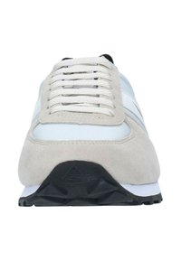 Sneaker in suede grigio chiaro con accenti in tessuto bianco e suola in gomma nera. Presenta un classico design con lacci e dettagli di cucitura prominenti.