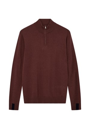 Maglione marrone con collo alto e zip frontale a metà. Presenta maniche lunghe con accenti blu navy ai polsini e una superficie liscia.