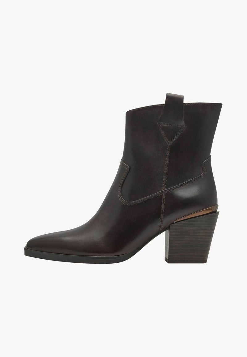 Bottines en cuir marron avec un bout pointu, un talon bloc de hauteur intermédiaire et des accents métalliques contrastants sur le talon.
