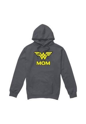 Dunkelgrauer Kapuzenpullover mit gelbem Wonder Woman-Logo und dem Wort „MOM“ in fetten gelben Buchstaben auf der Vorderseite.