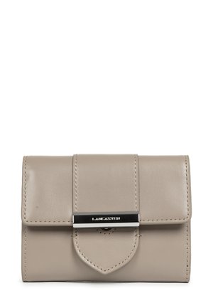 Portefeuille en cuir beige avec des bords cousus, un rabat avant et un fermoir rectangulaire en argent gravé "LANCASTER."