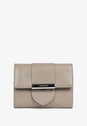 Portafoglio in pelle beige con bordi cuciti, una patta frontale e una chiusura rettangolare argentata incisa con "LANCASTER."