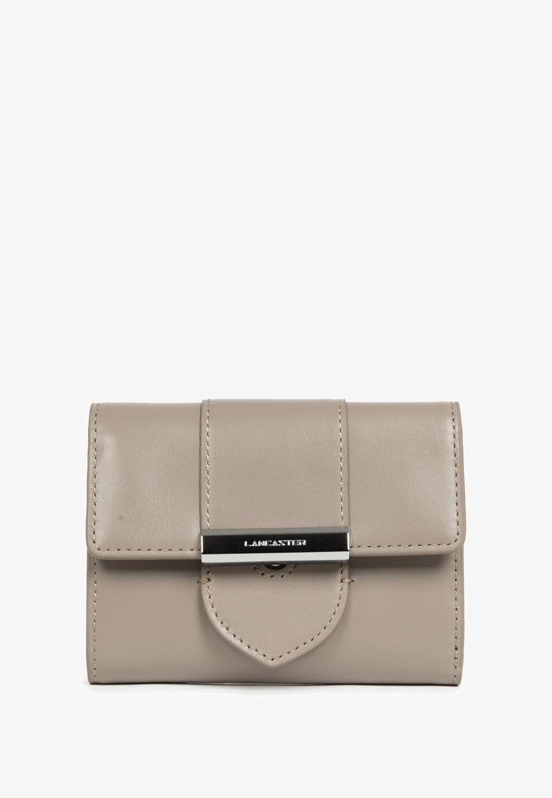 Portafoglio in pelle beige con bordi cuciti, una patta frontale e una chiusura rettangolare argentata incisa con "LANCASTER."