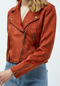 Desires DETABARAK - Veste en similicuir - burnt red