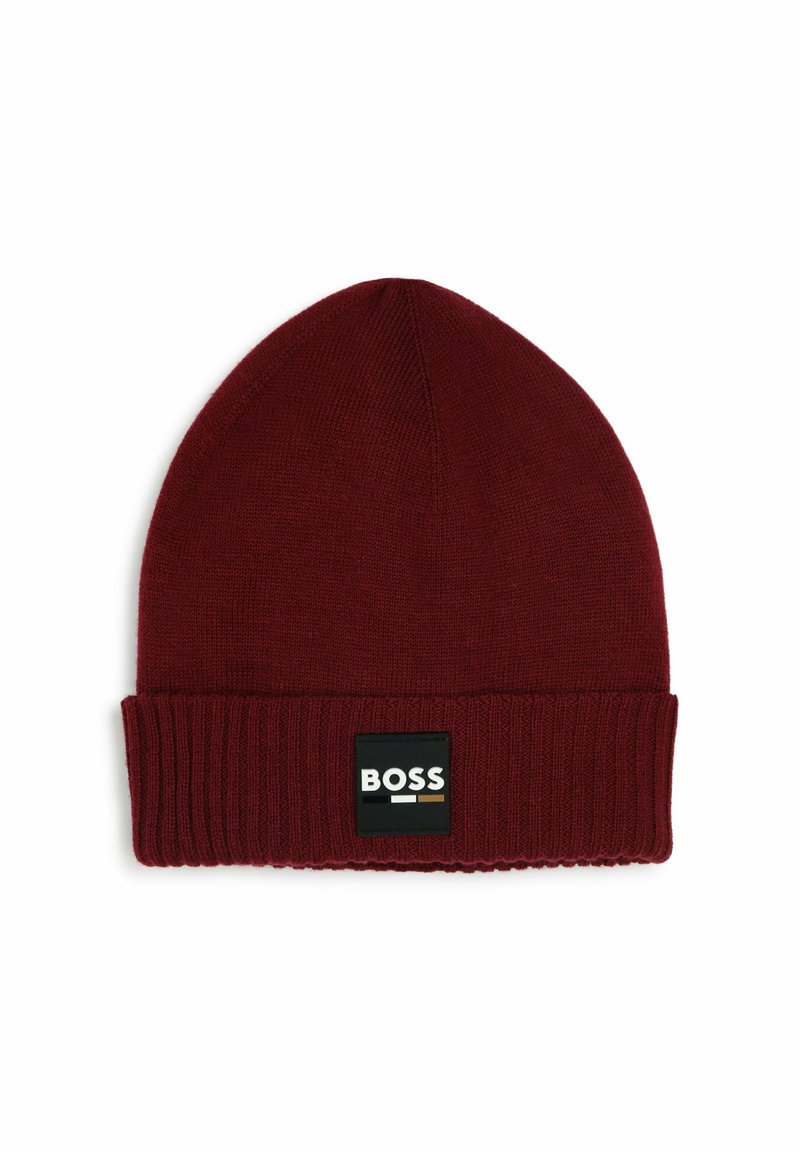 Bordeauxfarbener Strickbeanie mit geripptem Bündchen, versehen mit einem rechteckigen schwarzen Etikett, auf dem das Wort "BOSS" in weißen und goldenen Buchstaben steht.