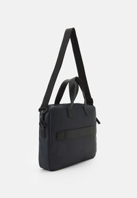 Borsa rettangolare blu scuro realizzata in tessuto con una superficie liscia, dotata di due manici superiori e di una tracolla regolabile.