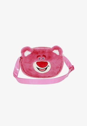 Bolso de felpa rosa con diseño de cara de oso, con ojos y boca bordados, orejas blancas y una correa rosa brillante. Textura suave y peluda.
