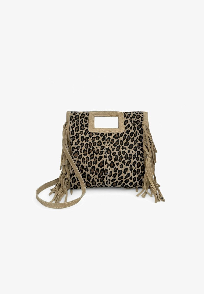 Sac à main en imprimé léopard avec texture suédée, franges beiges sur les côtés, anse découpée rectangulaire et bandoulière réglable.