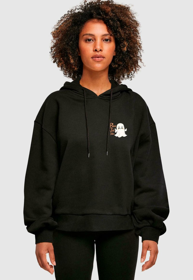 Sudadera negra de gran tamaño hecha de una tela suave, con un gráfico de un fantasma y el texto "Boo to You" en el pecho. Cordones en la capucha.