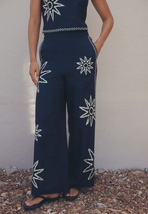 Next, REGULAR FIT - EMBROIDERED SUN WIDE - Nohavice - navy blue white