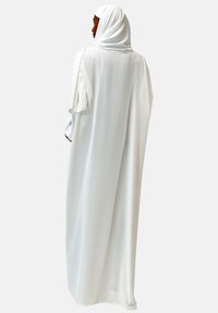 Hvid flowy kaftan med lange ærmer og en matchende hijab. Blødt stof, glat tekstur og minimalistisk design med en beskeden snit.