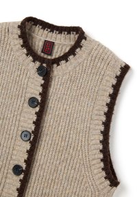 Beige gestrickte Weste mit Rundhalsausschnitt, dunkelbraunem Besatz und fünf schwarzen Knöpfen. Die Textur weist ein geripptes Muster und eine sanfte Oberfläche auf.