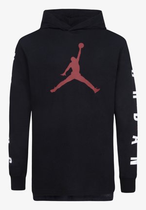 Sweat à capuche noir à manches longues avec un logo silhouette rouge d’un joueur de basket-ball sur la poitrine et un texte blanc imprimé verticalement sur la manche.