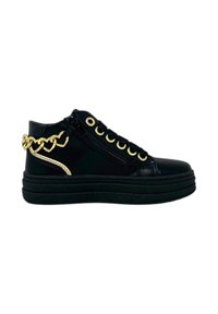 Sneaker alte in pelle nera con zip laterale, occhielli dorati e dettaglio a catena dorata sul tallone. Suola nera spessa con grip testurizzato.