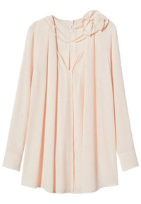 Langärmlige Bluse aus hellrosa Stoff mit Falten design, V-Ausschnitt und floralem Akzent auf der linken Seite. Weiche Textur und fließende Passform.
