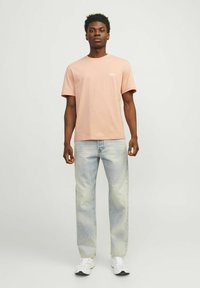 Jack & Jones JORVESTERBRO BACK SS CREW NECK  - Triko s potiskem - canyon sunset