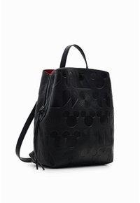 Sac à dos en cuir noir avec têtes de Mickey Mouse embossées, cœurs et formes abstraites, doté d'une poignée supérieure et d'une fermeture éclair latérale.