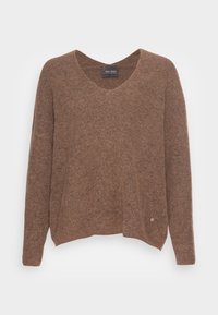 Maglione marrone a collo a V realizzato in un morbido tessuto testurizzato, con maniche lunghe e vestibilità ampia. Presenta un piccolo logo accentato sulla parte inferiore.