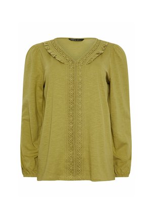 Hellolivgrüne Bluse mit langen Ärmeln, V-Ausschnitt, Rüschenspitze entlang des Ausschnitts und vertikalem Stickpaneel auf der Vorderseite.