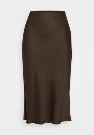 Jupe midi en satin marron foncé avec une taille ajustée, fente sur le côté, texture lisse et délicate bordure en dentelle le long de la taille.