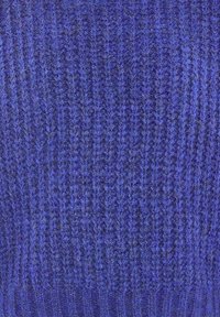 Lila gestrickter Stoff mit horizontaler Rippstruktur, der ein weiches und flauschiges Aussehen aufweist und verschiedene Blautöne in den Fasern betont.