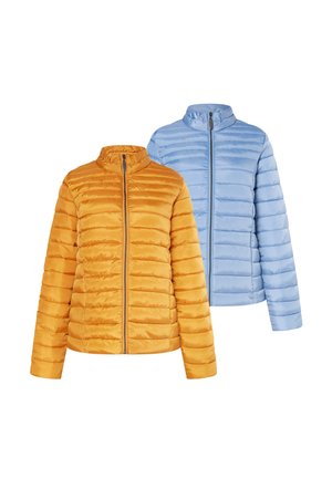 Deux vestes matelassées avec col montant et fermetures éclair à l'avant, une jaune moutarde et une bleu clair, présentées sur fond blanc.